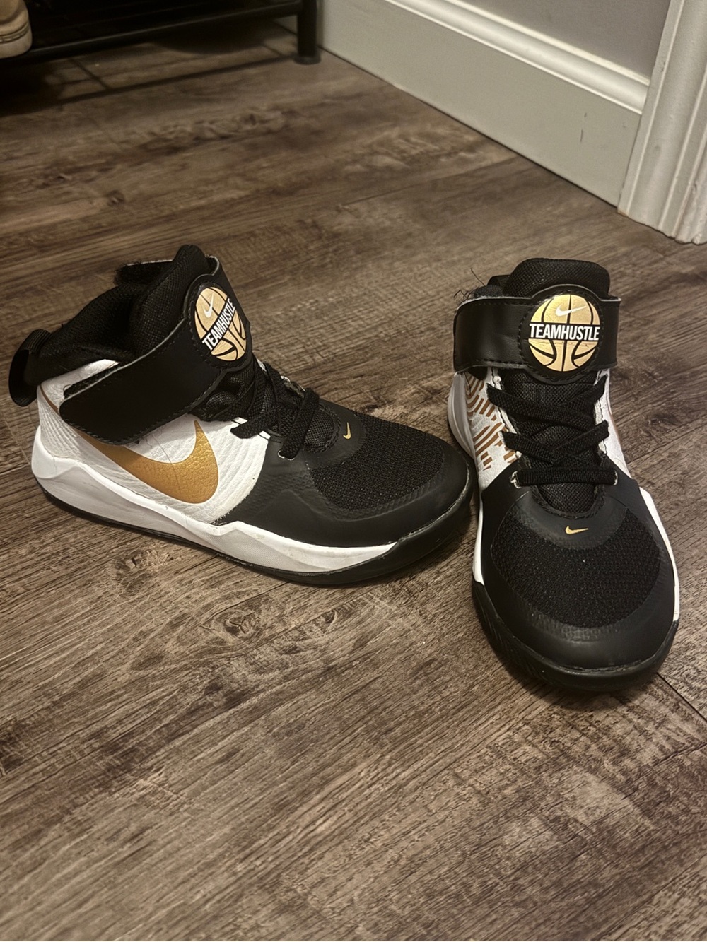 Nike Boys D9 TeamHustle D9 Basketball Shoes- black and gold